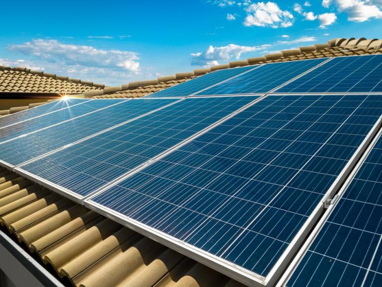 Entretien des panneaux photovoltaïques, quels gestes adopter ?